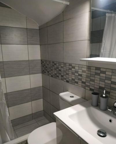 Ένα μπάνιο στο Finiki Seaside Apartment