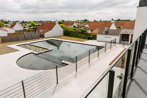 a swimming pool on the roof of a house at Zeegalm Bungalows in Middelkerke