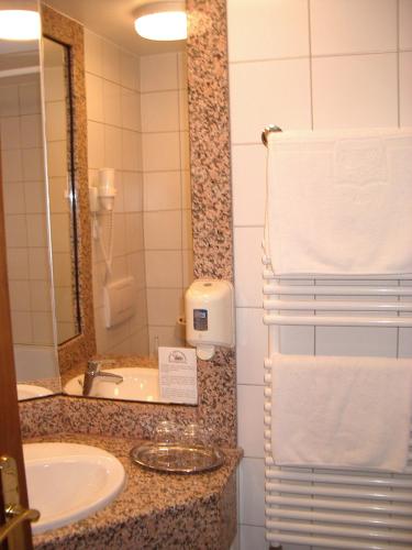 a bathroom with a sink and a mirror at Arany Bárány Hotel in Zalaegerszeg