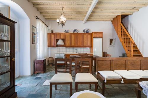 MárpissaにあるMarouso Villa Parosのキッチン(木製キャビネット、テーブル、椅子付)
