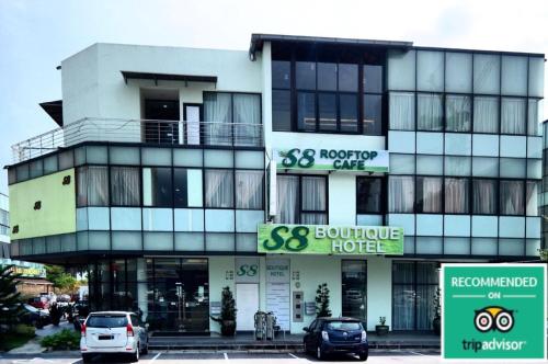 un edificio con auto parcheggiate di fronte di S8 Boutique Hotel near KLIA 1 & KLIA 2 a Sepang