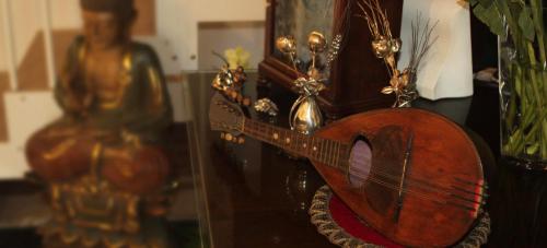 a wooden guitar sitting on top of a table at Le Ginestre in Massa