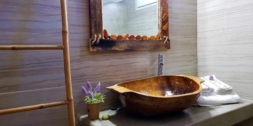 ナウサにあるCasa Lea Parosのバスルーム(銅製シンク、鏡付)