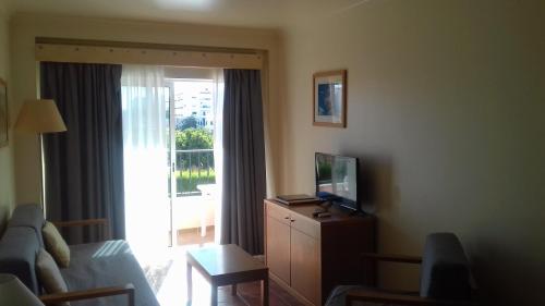 a hotel room with a bed and a sliding glass door at Altura Sunshine in Altura