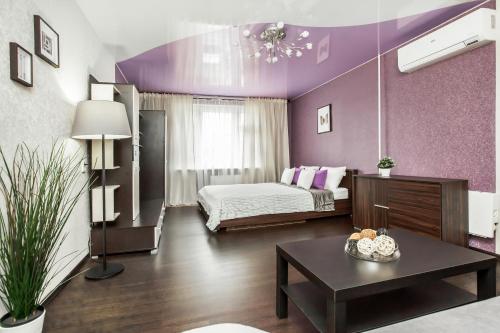 トリヤッチにあるNeptune Bath Apartment SUTKI LIFEの紫色の部屋(ベッド1台、テーブル付)