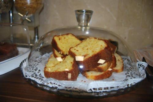 a glass dish with slices of bread on a table at Hotel Arangues in Setúbal
