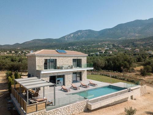 uma villa com uma piscina e uma casa em Kefalonia Stone Villas - Villa Petros Kefalonica em Trapezaki