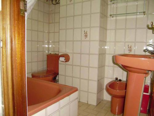 y baño con bañera, aseo y lavamanos. en Hostal Suárez, en Madrid