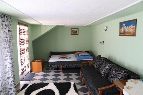 ein Wohnzimmer mit einem Sofa und einem Bett in der Unterkunft Садиба Анна - Термальні води Косино in Zapson