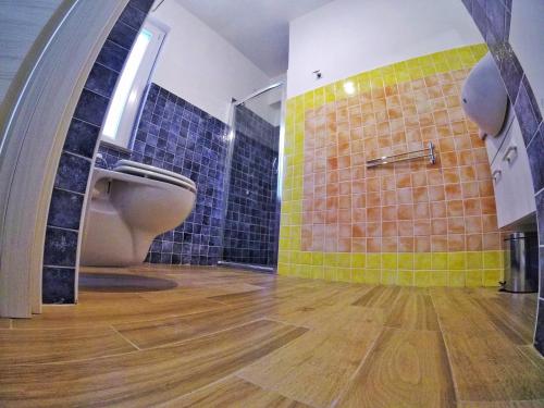 Bilik mandi di Aramoni B&B