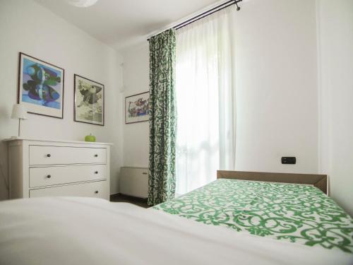 1 dormitorio con cama y ventana en Appartamento Quattrocolli, en Quattro Castella