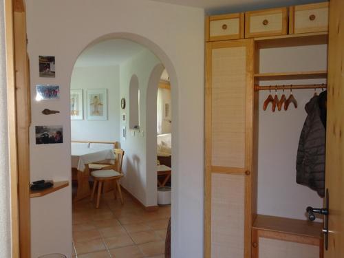 un pasillo con una habitación con una mesa y una puerta en Gadahüs 4 Elvers Misanenga - Ferienwohnung mit Bad/WC, 54 m2 für max. 4 Personen, en Obersaxen