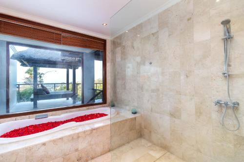 bagno con doccia e ampia finestra di Villa Lalang Temu a Jimbaran
