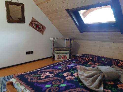 מיטה או מיטות בחדר ב-Căsuța din Povești - Vatra