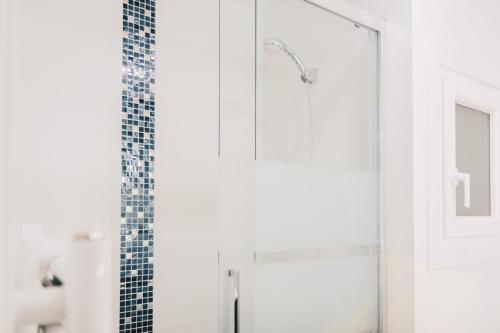 baño con ducha y puerta de cristal en Aiara apartment by People Rentals, en Bilbao