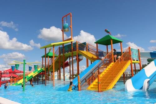 um parque aquático com escorrega na água em Mini-Hotel Morskoi rif em Golubitskaya