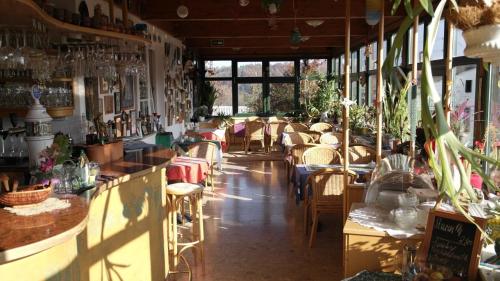 un restaurante con muchas mesas y sillas en Landhaus Waldfrieden, en Lassnitzhöhe