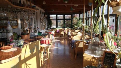 Reštaurácia alebo iné gastronomické zariadenie v ubytovaní Landhaus Waldfrieden