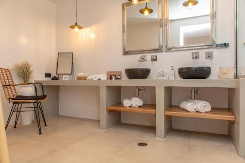 bagno con 2 lavandini e specchio di Naxos Kalimera Apartments ad Agia Anna Naxos