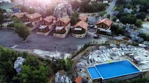 an aerial view of a house with a swimming pool at Villars in Mayrūbā