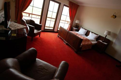 a hotel room with a bed and a couch at Saciova Hills in Saciova