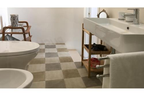 Kúpeľňa v ubytovaní Dimora Castello Bari Vecchia Appartamento 1 camera 4 posti