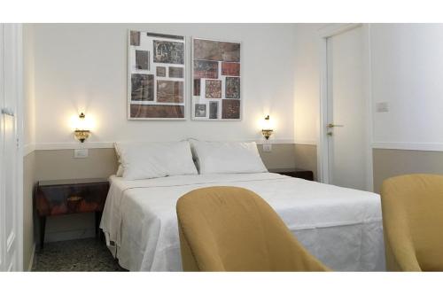 Posteľ alebo postele v izbe v ubytovaní Dimora Castello Bari Vecchia Appartamento 1 camera 4 posti