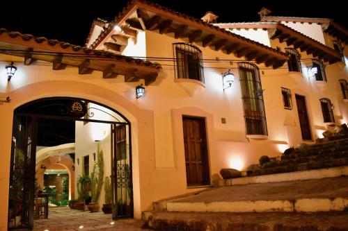 un bâtiment avec une porte et des escaliers la nuit dans l'établissement Magnolias Boutique Suites & SPA, à San Cristóbal de Las Casas