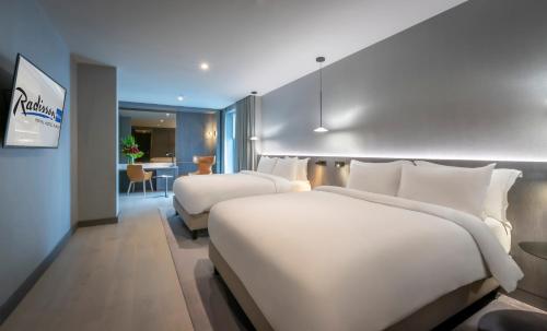 Postel nebo postele na pokoji v ubytování Radisson Blu Royal Hotel Dublin