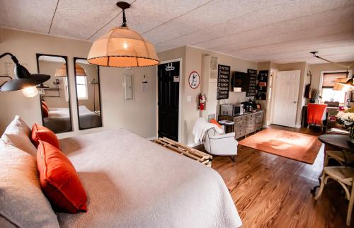 una camera con un grande letto e un soggiorno di The Loft a Granville