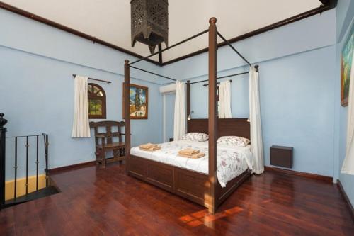 a bedroom with a four poster bed in a room at Castle Tower apartment in rural holiday park 'Picasso' in Tolox