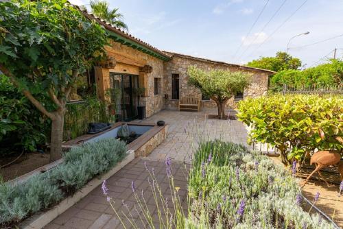 a courtyard of a house with trees and plants at Hôtel Le Roi Théodore & Spa in Porto-Vecchio