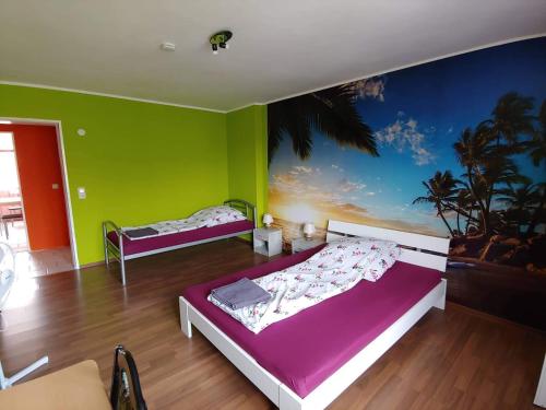 1 dormitorio con 2 camas y un cuadro en la pared en Marktplatz Duisburg, en Duisburg
