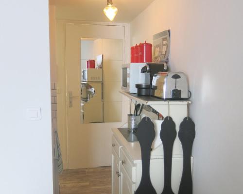 une cuisine avec un comptoir avec deux paires de tasses dans l'établissement Studio Bastille Lappe CityCosy, à Paris