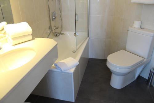 
A bathroom at Best Western Plus Hotel Carlton Annecy
