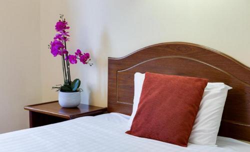 Una cama o camas en una habitación de Oranmore Lodge Hotel Conference And Leisure Centre Galway