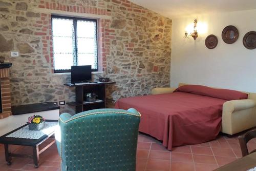 a bedroom with a bed and a table and a chair at Podere Casalbosco - Idromassaggio e panorama in Rapolano Terme