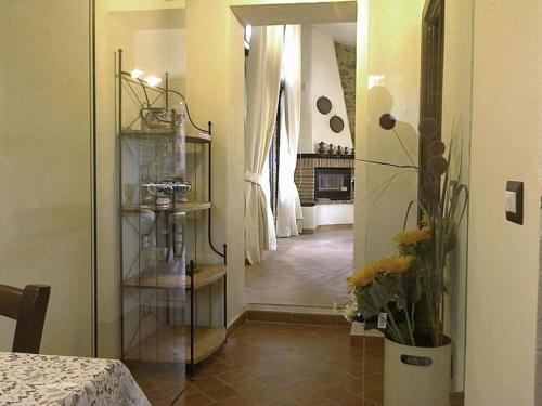 a room with a hallway with a table and a room with at Podere Casalbosco - Idromassaggio e panorama in Rapolano Terme
