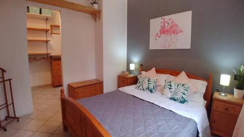 1 dormitorio con 1 cama con almohadas azules y blancas en Ai fenicotteri en Cervia