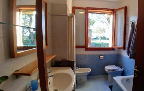 baño con lavabo y aseo y ventana en Ai fenicotteri en Cervia