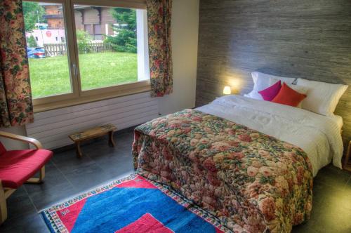 - une chambre avec un lit et une fenêtre dans l'établissement Chalet le Knou, à Champéry