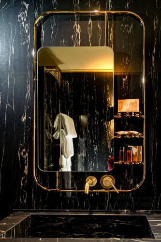 a bathroom with a mirror and a sink at Madama Garden Retreat in Venice