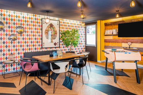 a dining room with a table and chairs at Ibis Styles Reims Centre in Reims
