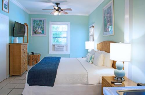 基韋斯特的住宿－西風旅館，一间蓝色卧室,配有床和水槽