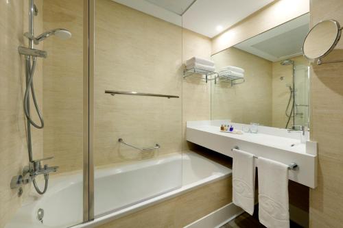 Bilik mandi di Hotel Benalma Costa del Sol