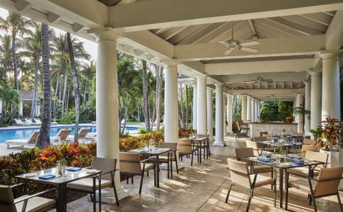 Un restaurant u otro lugar para comer en The Ocean Club, A Four Seasons Resort, Bahamas