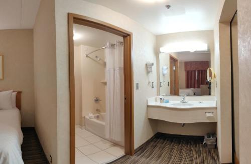 Ett badrum på Humphry Inn and Suites