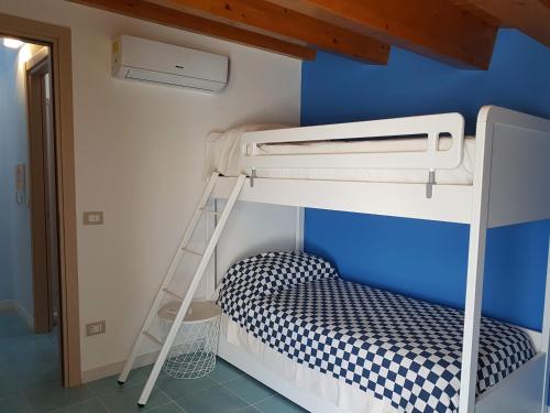 Bunk bed o mga bunk bed sa kuwarto sa Casa La Rosa - Residence Rada delle Tortore