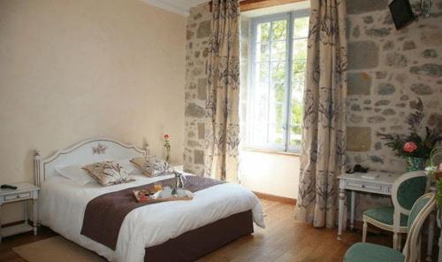 Postel nebo postele na pokoji v ubytování Domaine Saint-Roch Hotel Spa