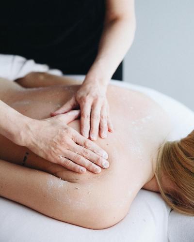 a woman getting a massage from a therapist at Hotel Place D'Armes in Montréal